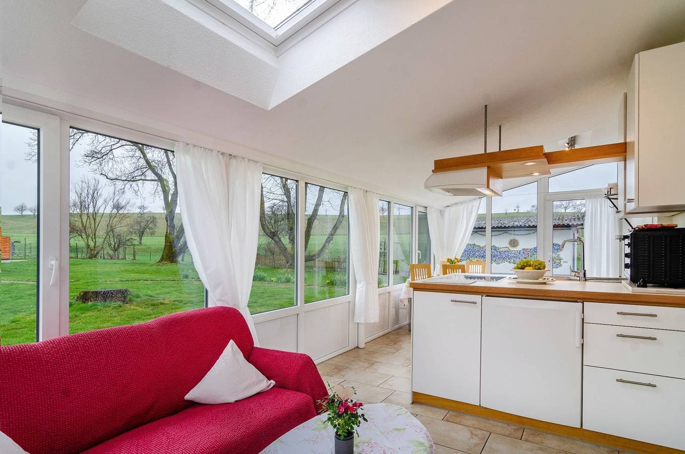 Foto 3 von 19: Lichtdurchflutete Ferienwohnung "Haus Nussbaum" in der Nähe des Bodensees mit WLAN, Terrasse und Garten; Parkplätze vorhanden