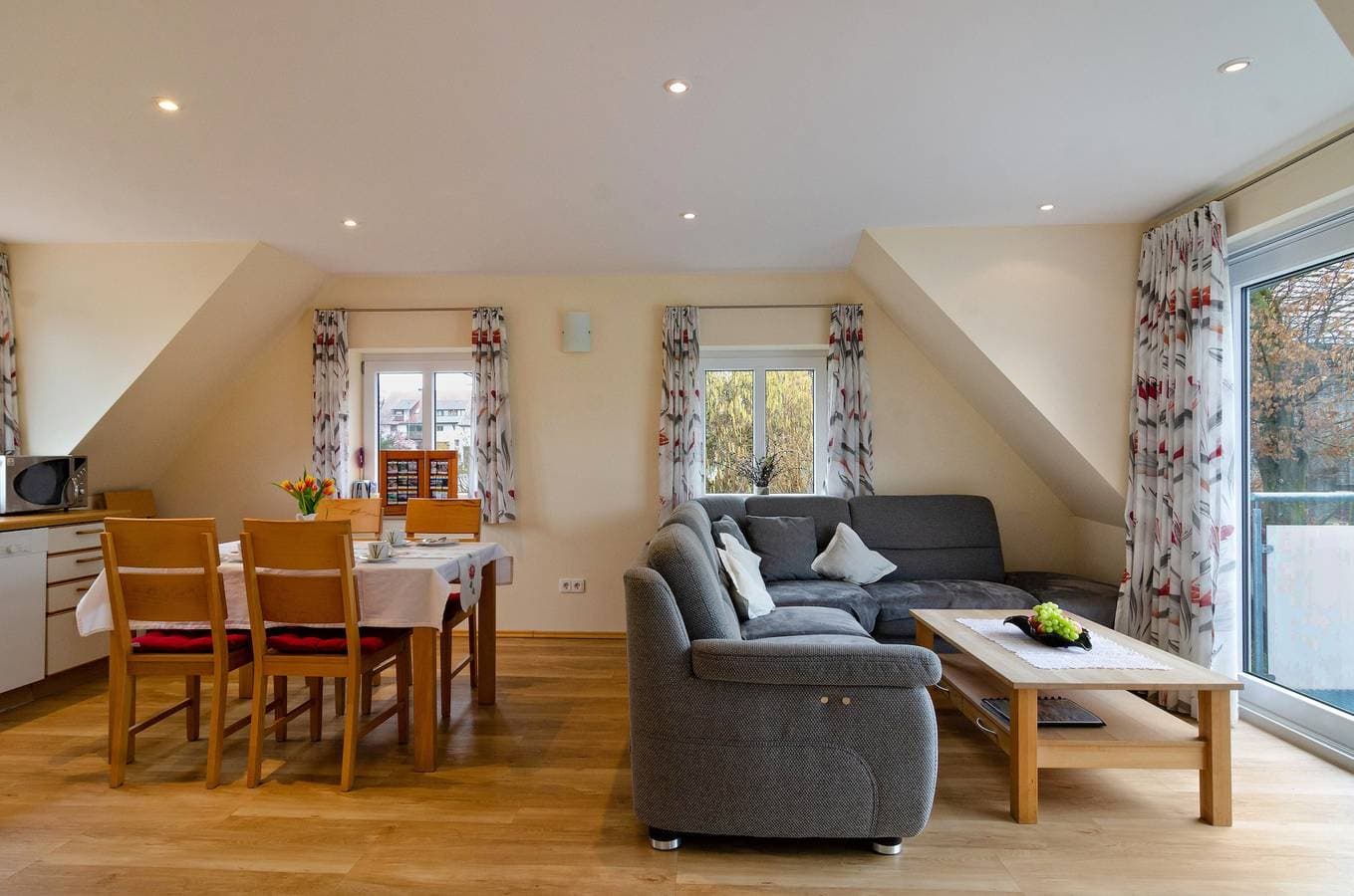 Foto 6 von 24: Lichtdurchflutete Ferienwohnung "Haus Eiche" in der Nähe des Bodensees mit WLAN, Balkon und Garten; Parkplätze vorhanden