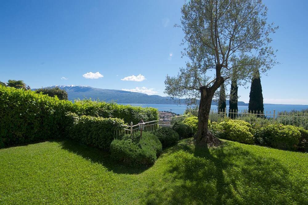Foto 8 von 30: Residenz Limoni del Rustichel: FeWo N.8 mit Seeblick, Tiefgarage und Pool.