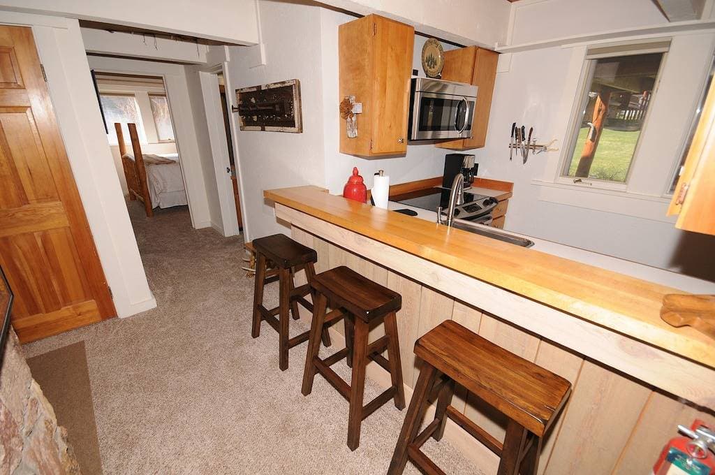Foto 3 von 20: Wunderschöne Aussicht! Bestes Angebot in Big Sky Winter / Sommer: WIFI, HotTub, Pool, Kamin