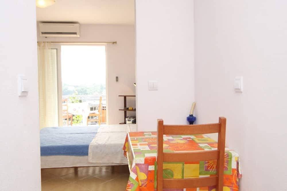 Foto 2 von 15: Studio Appartement am Strand Bucht Pokrivenik, Hvar