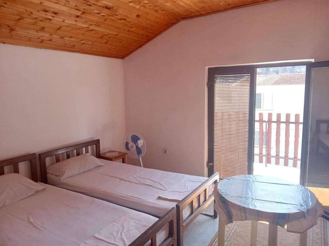 Foto 7 von 11: Basic Triple Room with Shared Bathroom