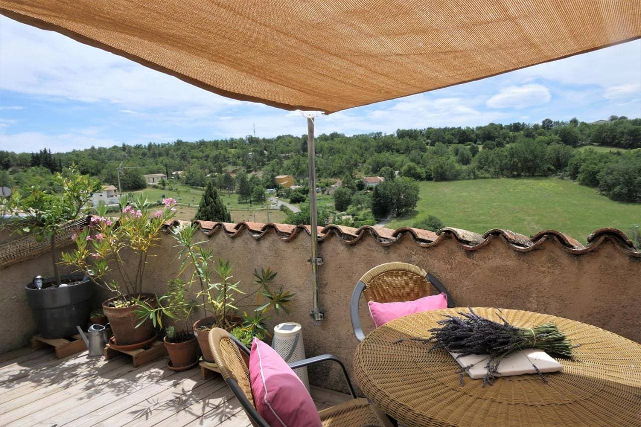 Chambre d'hôte avec terrasse privée plein sud, vue, yoga et terrain de loisir privé au bord du lac 1