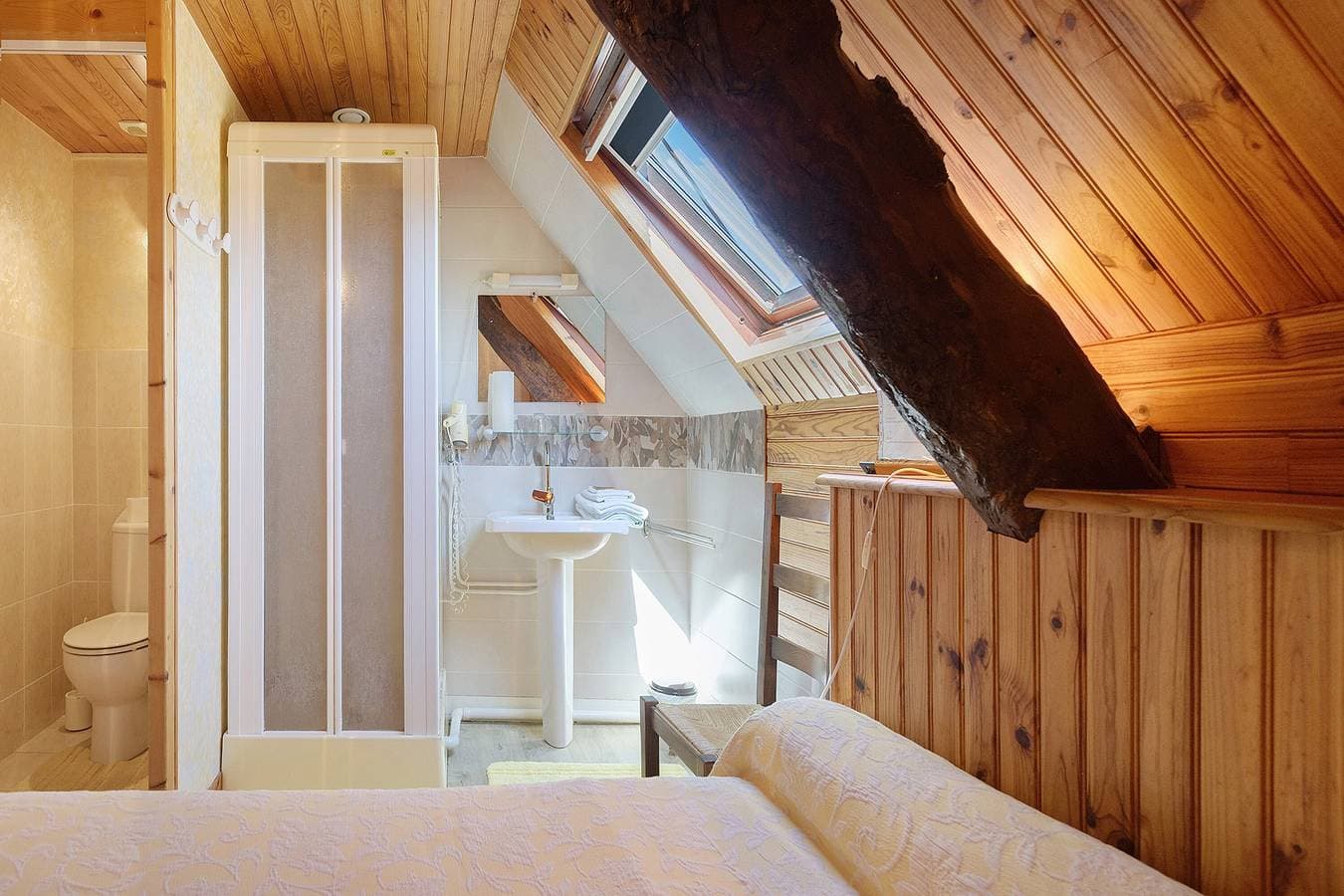 Foto 7 von 25: Gästezimmer „Chambre 4“ mit gemeinsamem Garten und WLAN