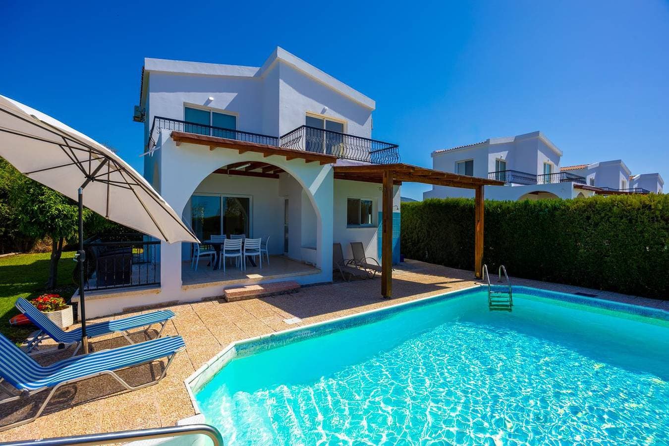 Foto 8 von 33: Villa für 4 Personen mit Balkon