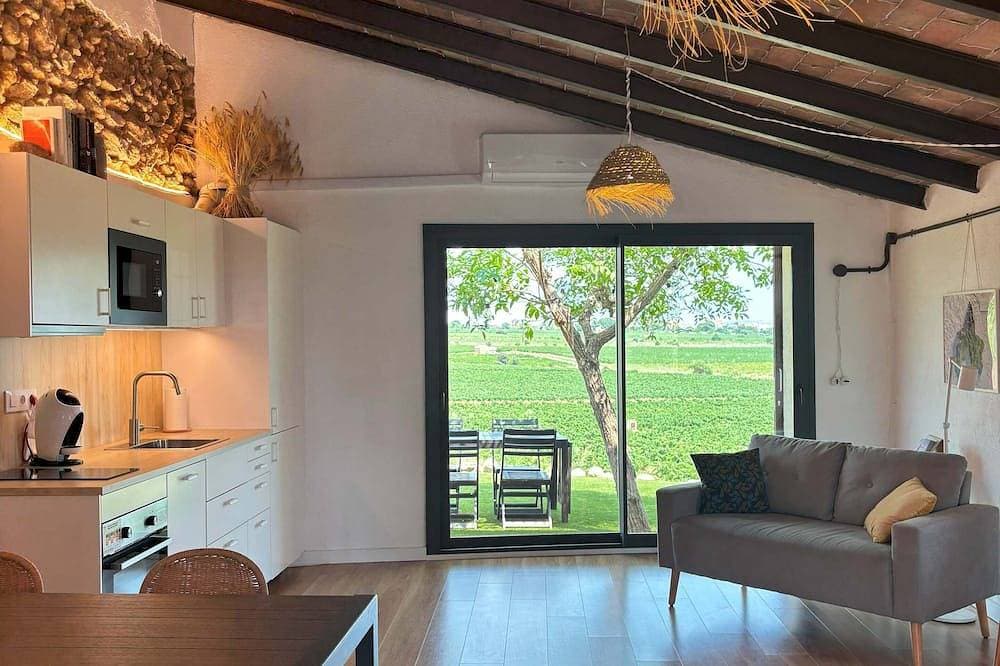 Rural Cabernet. Romantic loft overlooking the vineyards. 1