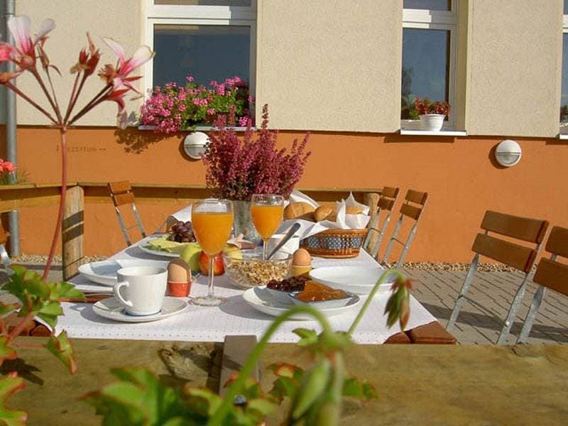 Foto 8 von 15: Apartmenthaus Kaiser Friedrich - Doppelzimmer Economy, eigene Du/Wc über den Gang, 1 Schlafraum mit Doppelbett