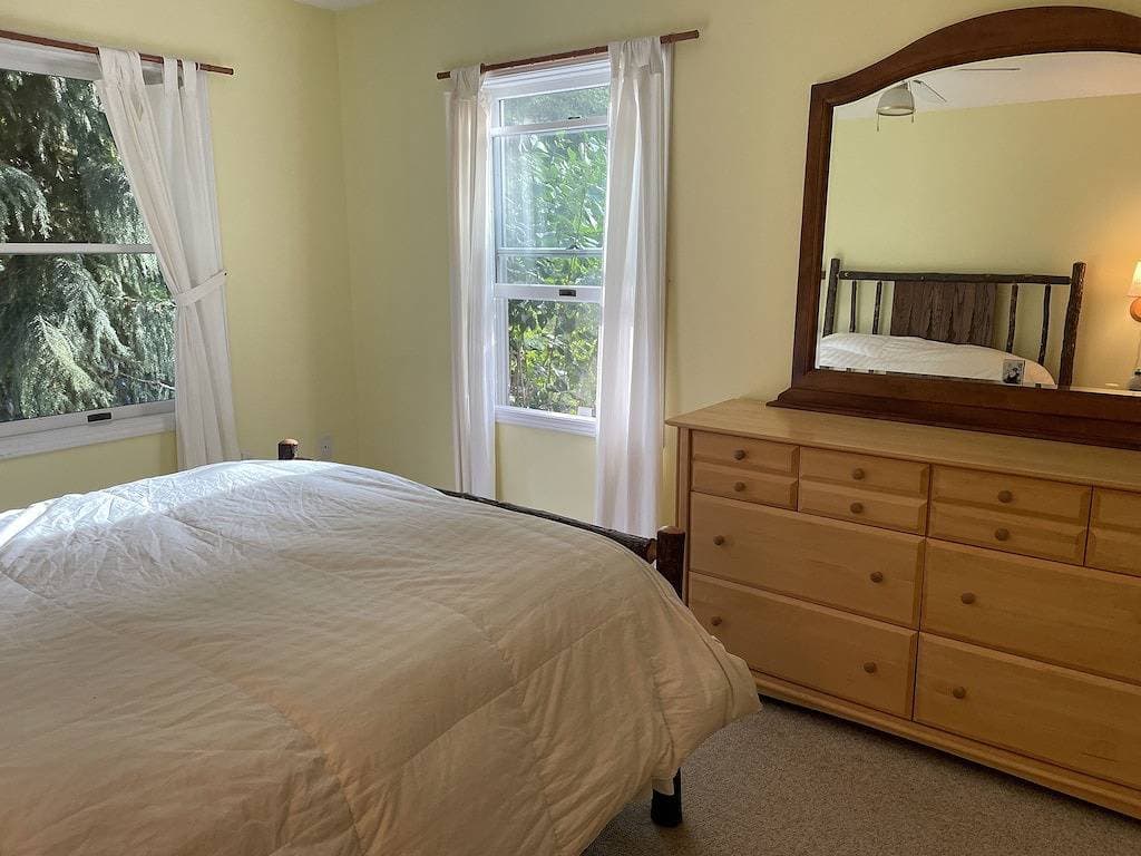 Foto 5 von 32: Lakefront Cottage