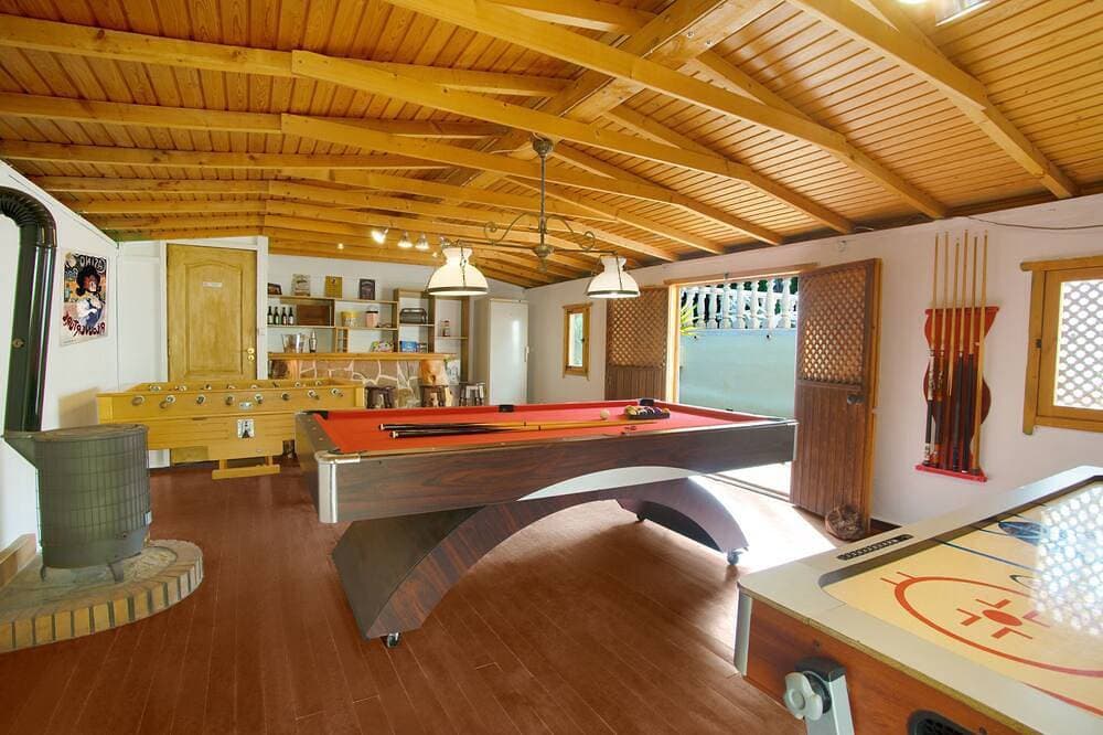 Foto 12 von 30: 6 Bedroom Luxury Villa ,6 seater Jacuzzi & heated pool . 18 guests max