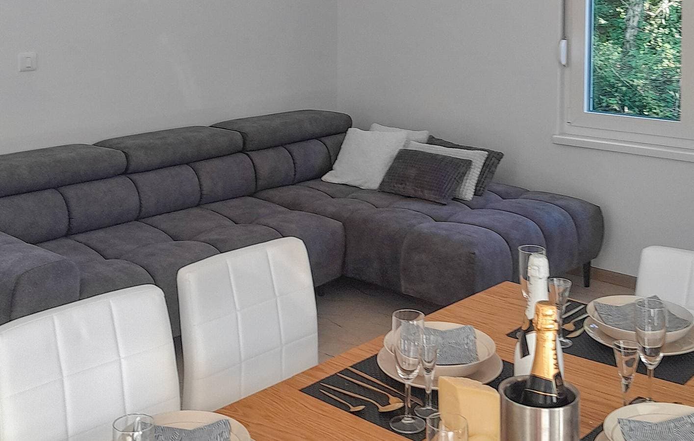 Foto 12 von 32: Geräumige 100 m² große Wohnung mit Pool, Terrasse, WLAN und Klimaanlage