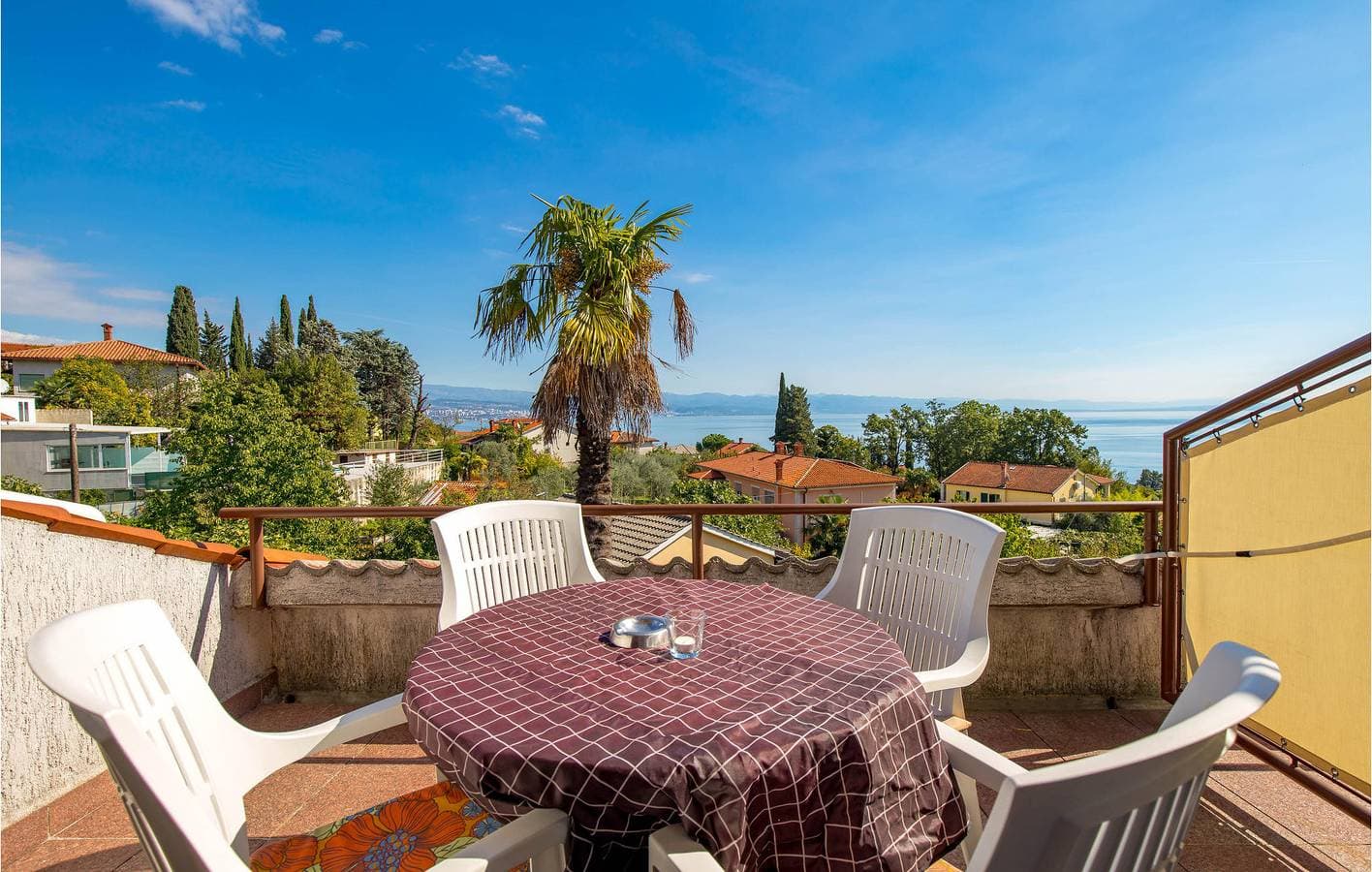 Foto 3 von 39: Gemütliche Ferienwohnung mit Meerblick, Pool und Terrasse in der Nähe eines haustierfreundlichen Strandes