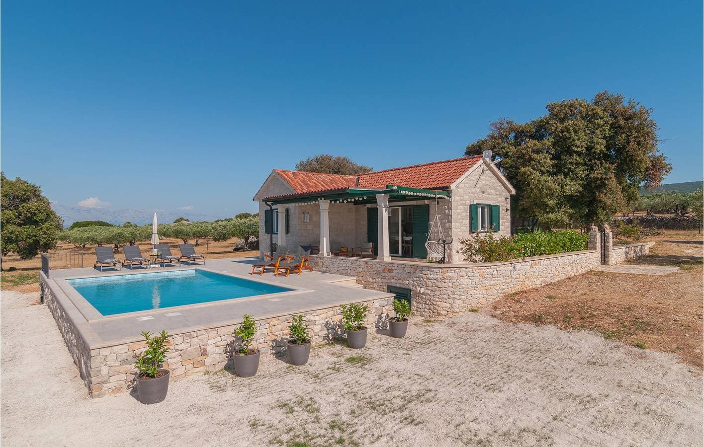 Foto 3 von 50: Gemütlich, nur 1,5 km vom Strand entfernt: Pool, WLAN, Terrasse und Parkplatz inklusive!