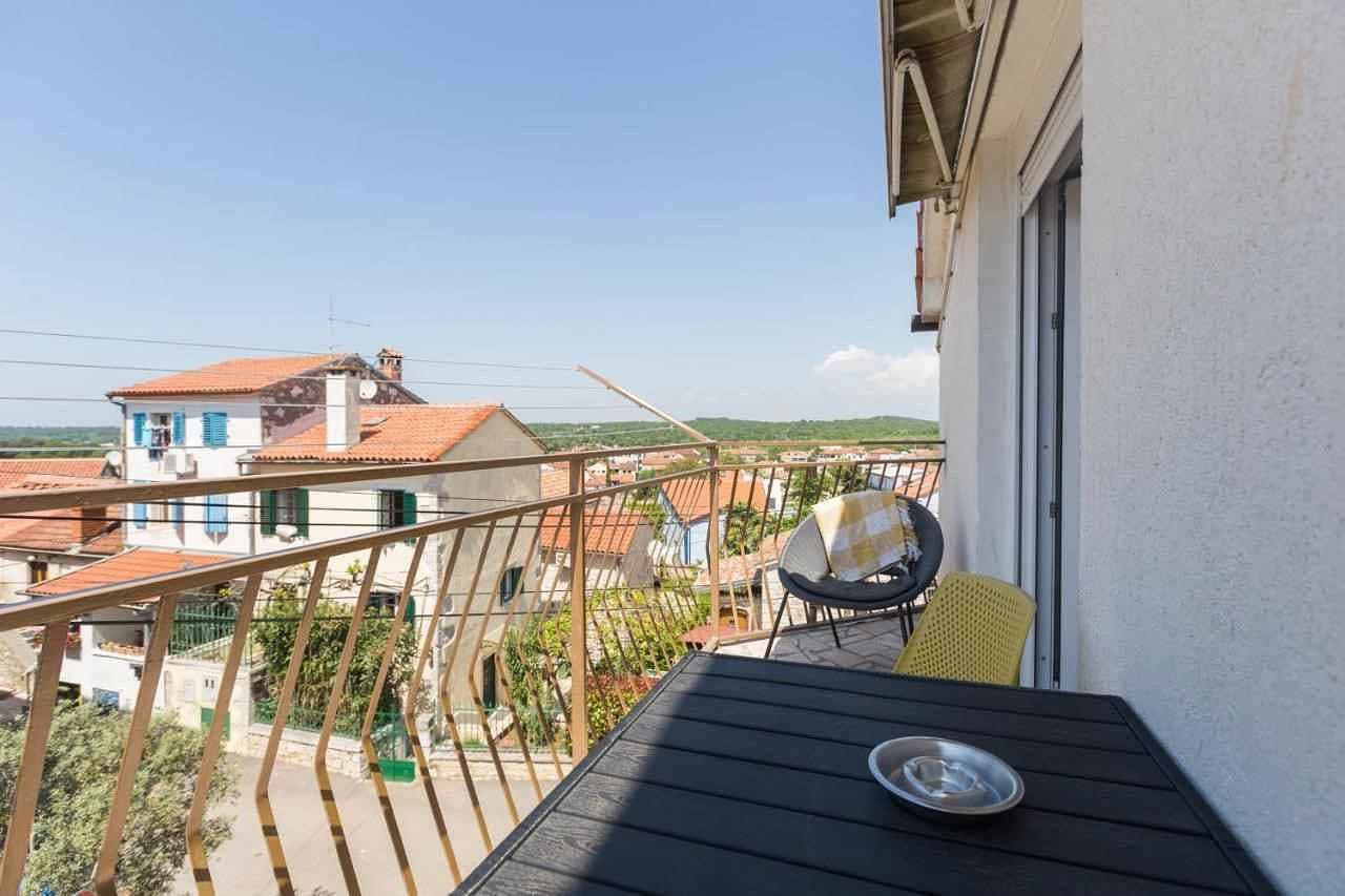 Foto 3 von 39: Ferienwohnung mit Klimaanlage und Balkon