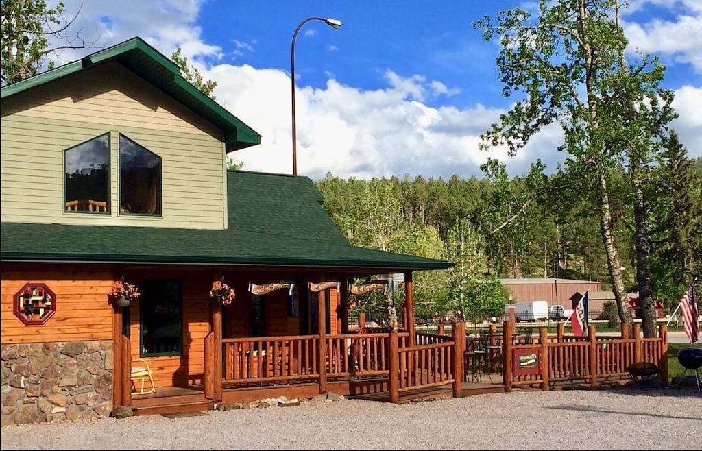 Mountain Peaks Inn, Bear Mountain Suite, Downtown Hill City 1