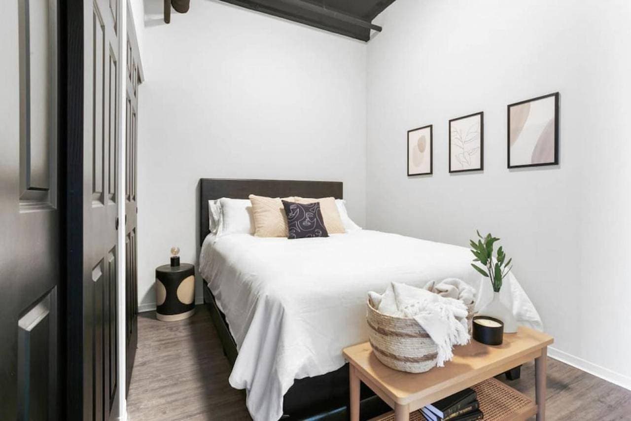 Spacious Modern Loft with Downtown Views and WiFi 1