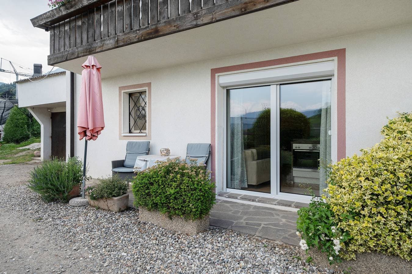 Foto 3 von 22: Ferienwohnung "Mayenburg" mit Bergblick, Gemeinschaftsgarten und Pool