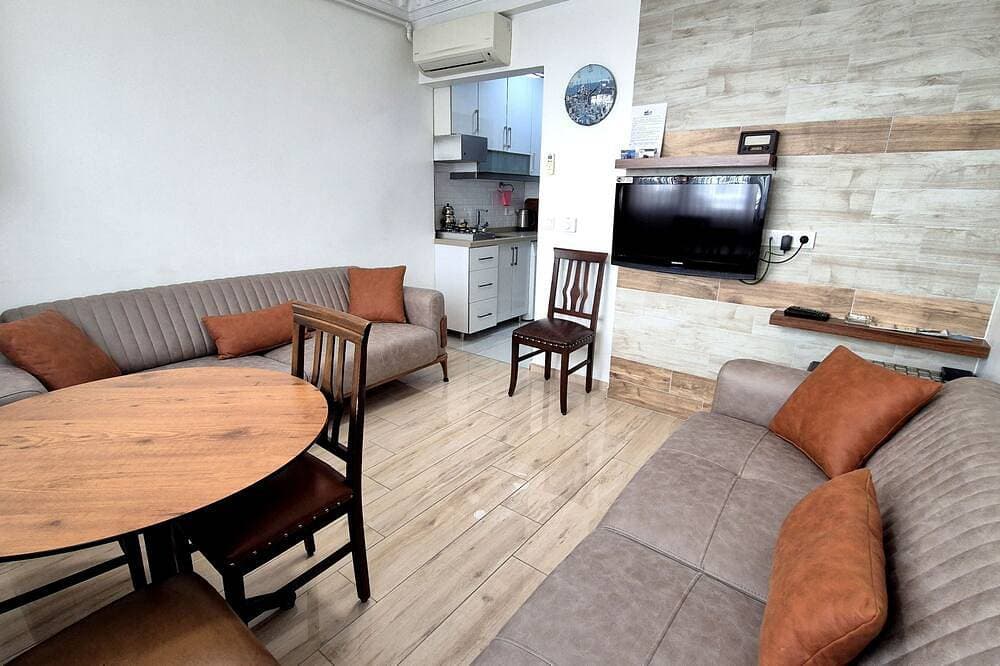 Explore Istanbul Cihangir Flat near Public Transit 1