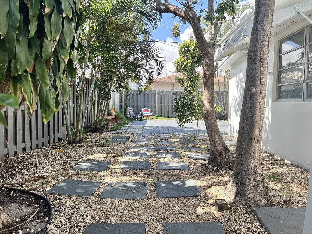 Foto 13 von 24: 2 Bedroom Lovely, Bright & Comfy Walk to Beach - Private, Yard, Parking