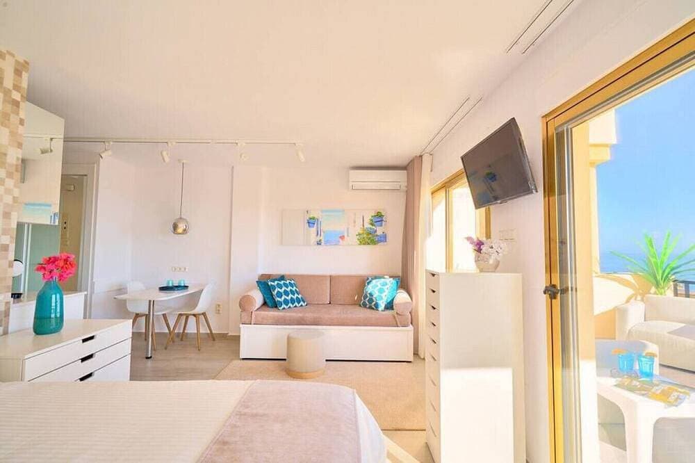 Foto 5 von 30: Sun-lovers paradise,  all day sun and views.
