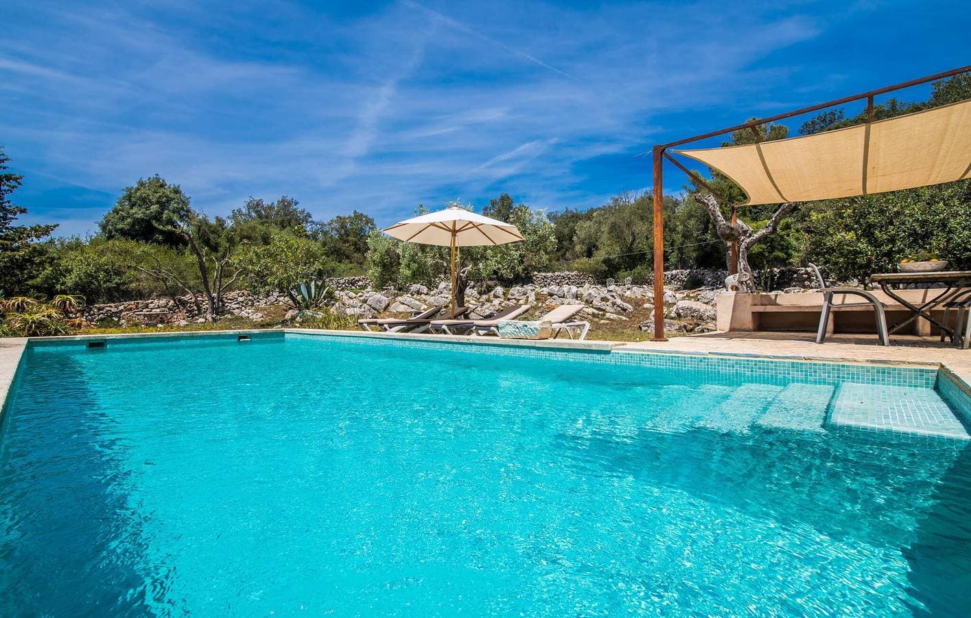 Foto 8 von 52: Sonniger Terrassenrückzug mit Pool und Küche