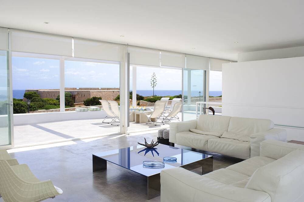 Modernes Ferienhaus mit Meerblick und in Strandnähe, Pool 1