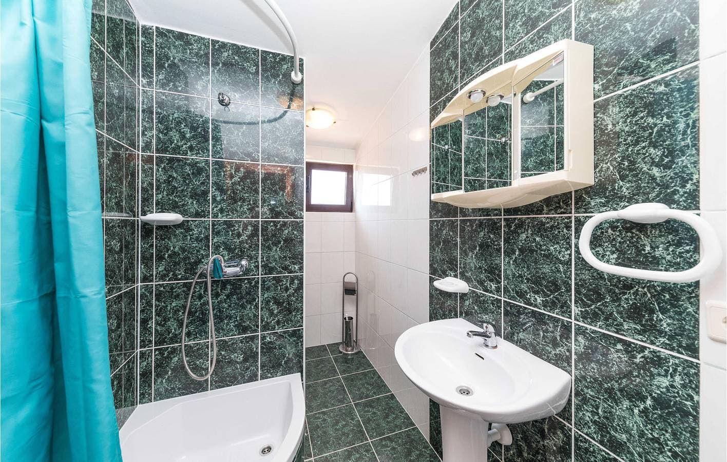 Foto 13 von 20: Gemütliche Ferienwohnung mit Terrasse, Küche und WLAN in der Nähe des Strandes Stari Porat