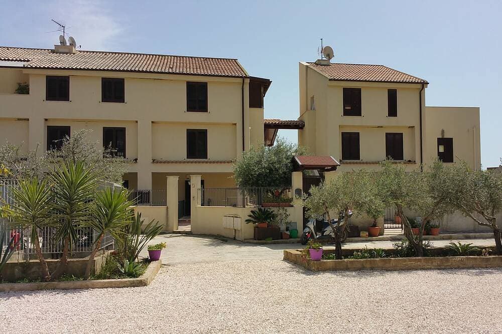 Foto 10 von 14: Ferienhaus Villa Mose '2 Terrasse, Parkplatz