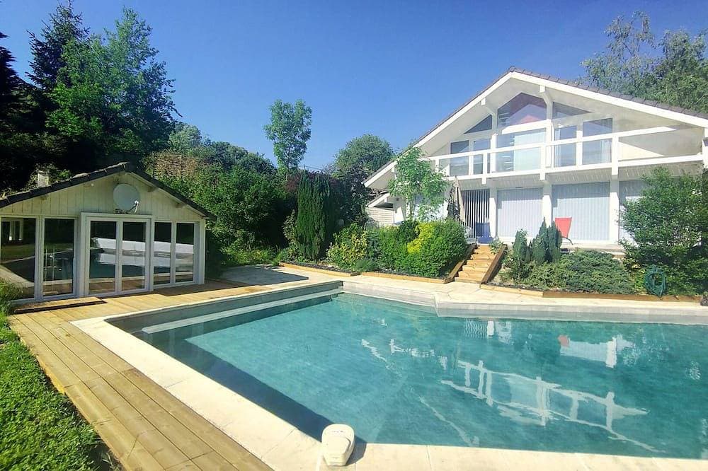 Contemporary villa with pool, spa and sauna in the heart of unspoilt nature 1