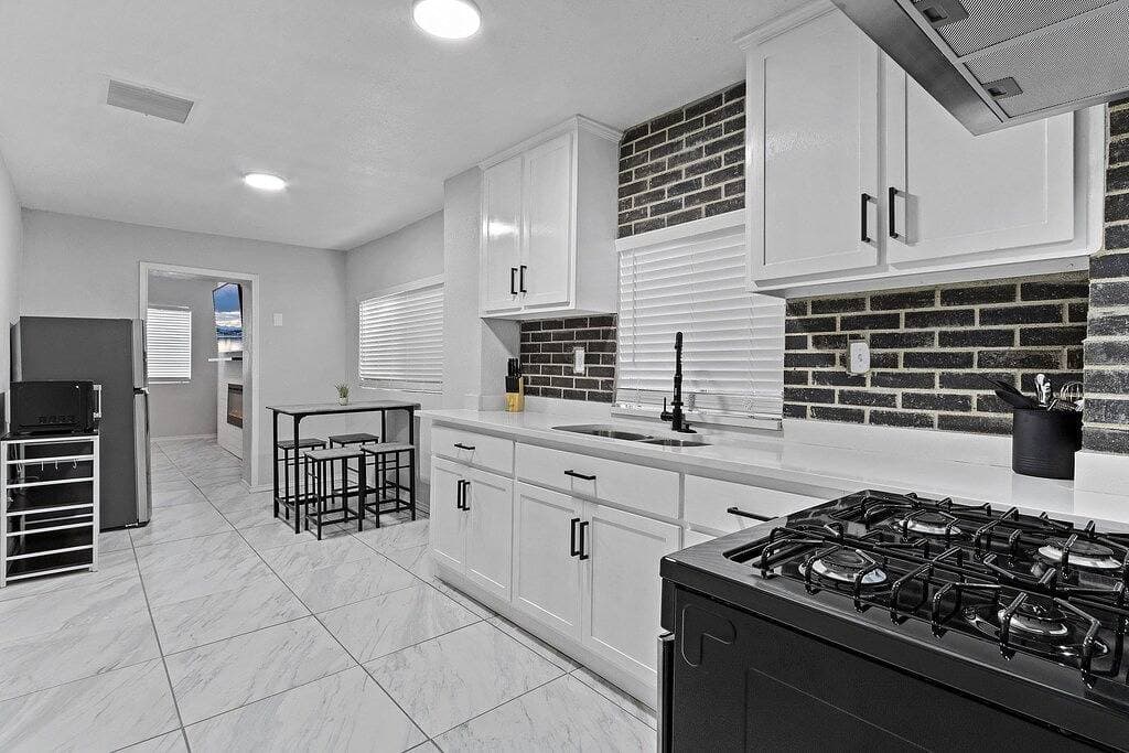 Foto 8 von 20: Welcoming modern home in Central El Paso