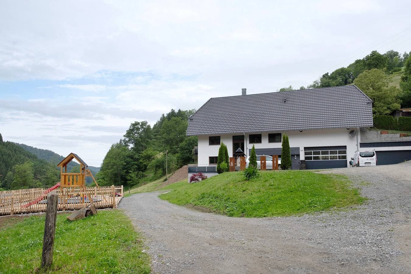 Foto 2 von 36: Ferienwohnung 'Waldblick Mühlenbach' mit Bergblick, privater Terrasse und Wi-Fi