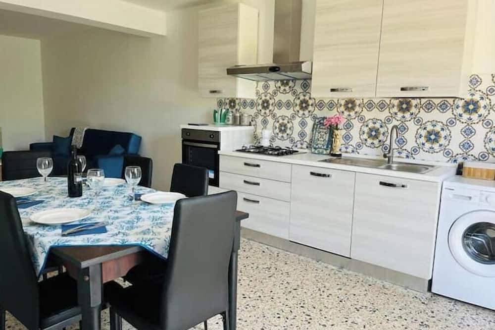 Foto 13 von 30: Apartment in a villa under a large palm tree and garden