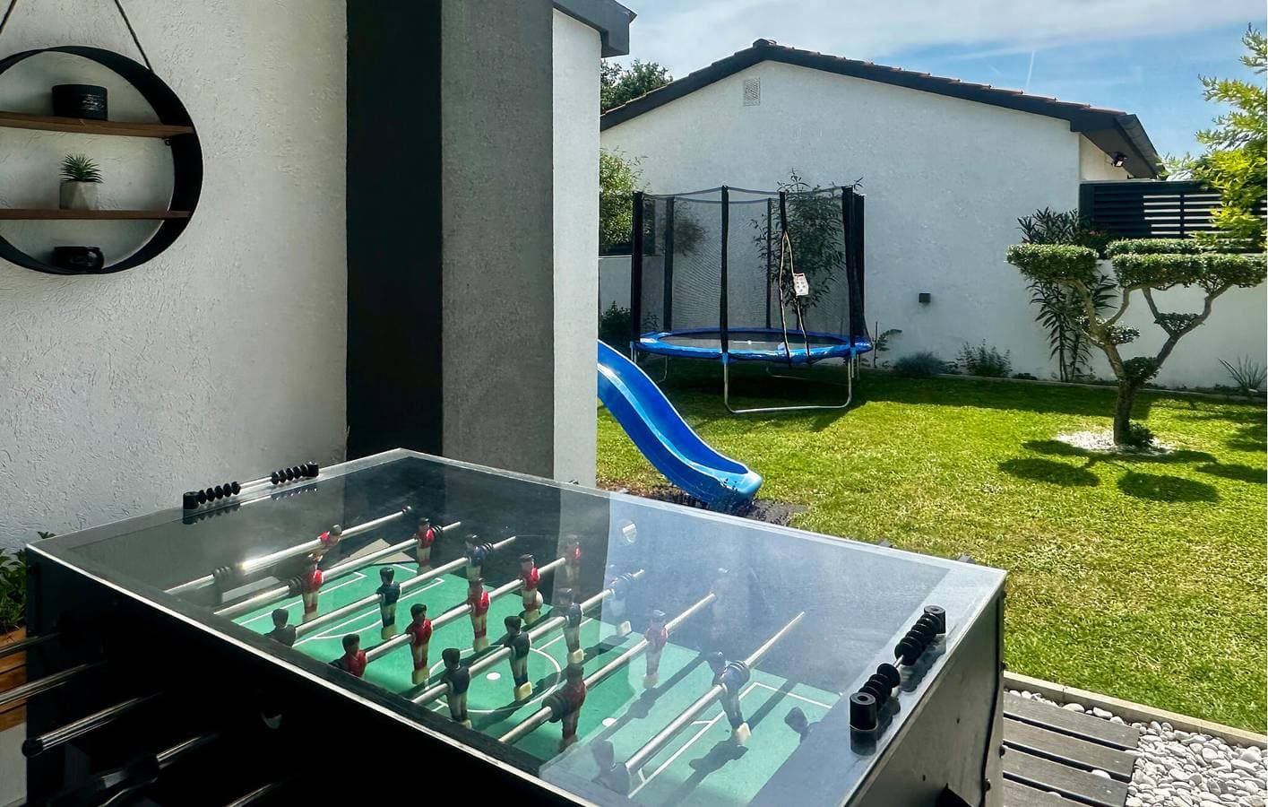 Foto 10 von 40: Charmante Unterkunft, 2,5 km vom Stadtzentrum entfernt: Rückzugsort am Pool mit WLAN und Terrasse