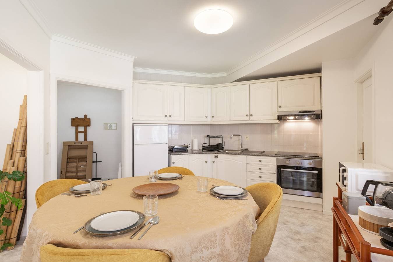 Foto 9 von 29: Apartment 'Na Praia da Amorosa' mit Meerblick, Gemeinschaftsgarten und WLAN