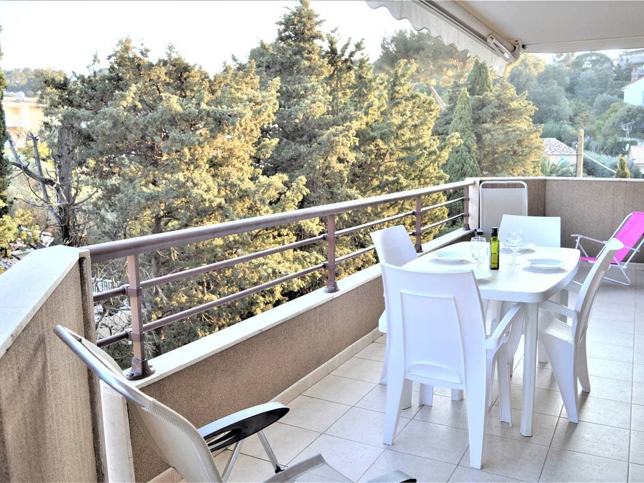 Foto 3 von 14: Geräumige 3-Zimmer-Wohnung mit Terrasse, WLAN und Garage nahe Stadtzentrum und Strand
