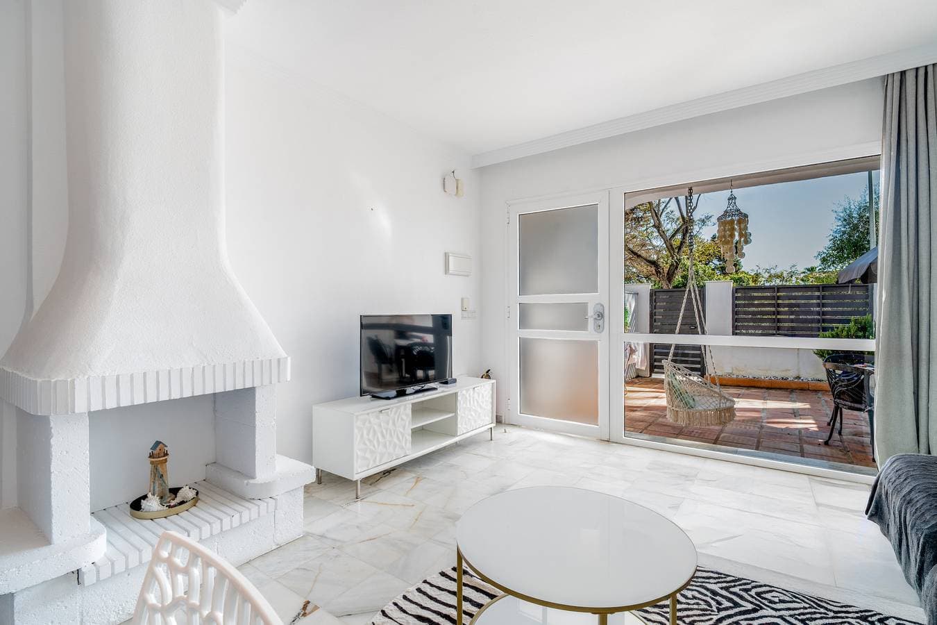 Foto 10 von 52: Sunny Marbella Townhouse with Terraces, Pool & Hotel Amenities