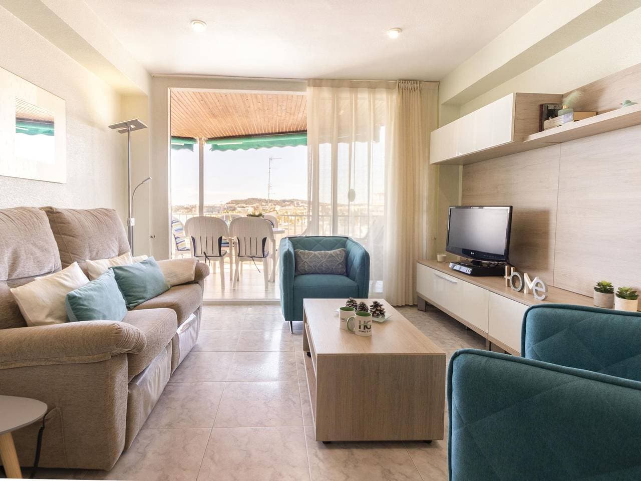 Geräumige 3-Zimmer-Wohnung mit Terrasse, Klimaanlage und WIFI in La Pineda 1