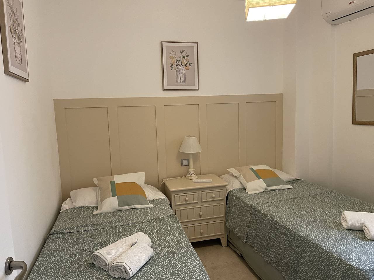Foto 12 von 31: Beachfront 3 Bed Apt San Luis De Sabinillas