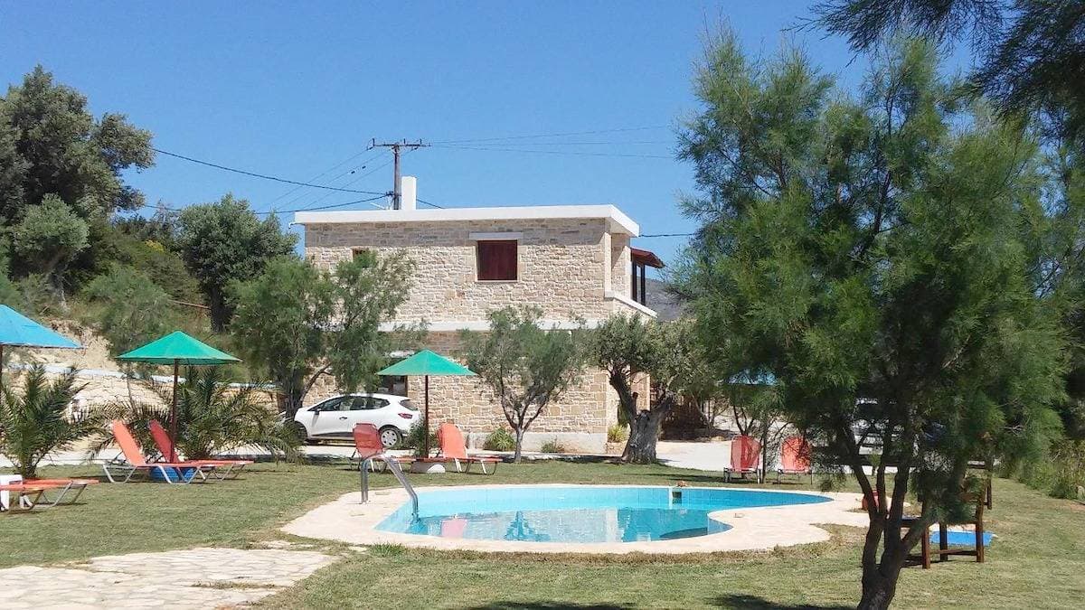 Ferienwohnung im Grünen mit Pool, großer Garten, Wifi | Triopetra, Kreta 1
