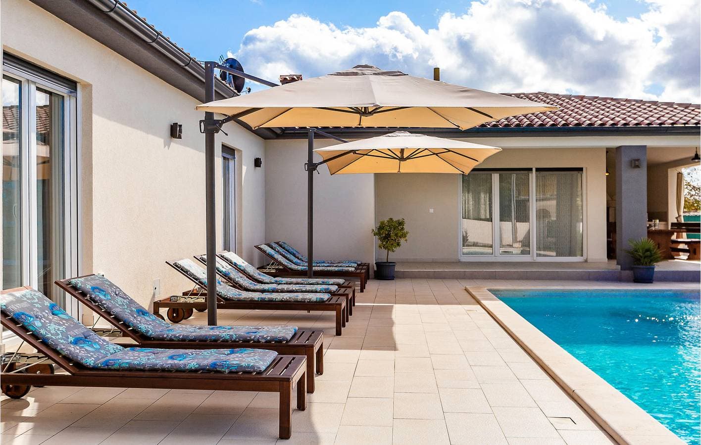 Foto 10 von 46: Geräumige 150 m² große Wohnung mit Pool, Terrasse und WLAN