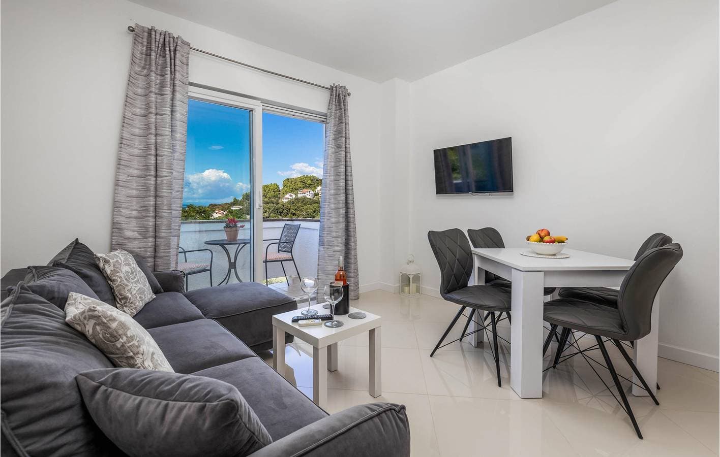 Foto 8 von 31: Gemütliche Ferienwohnung mit Meerblick und Terrasse, in der Nähe von Skipper Pizza