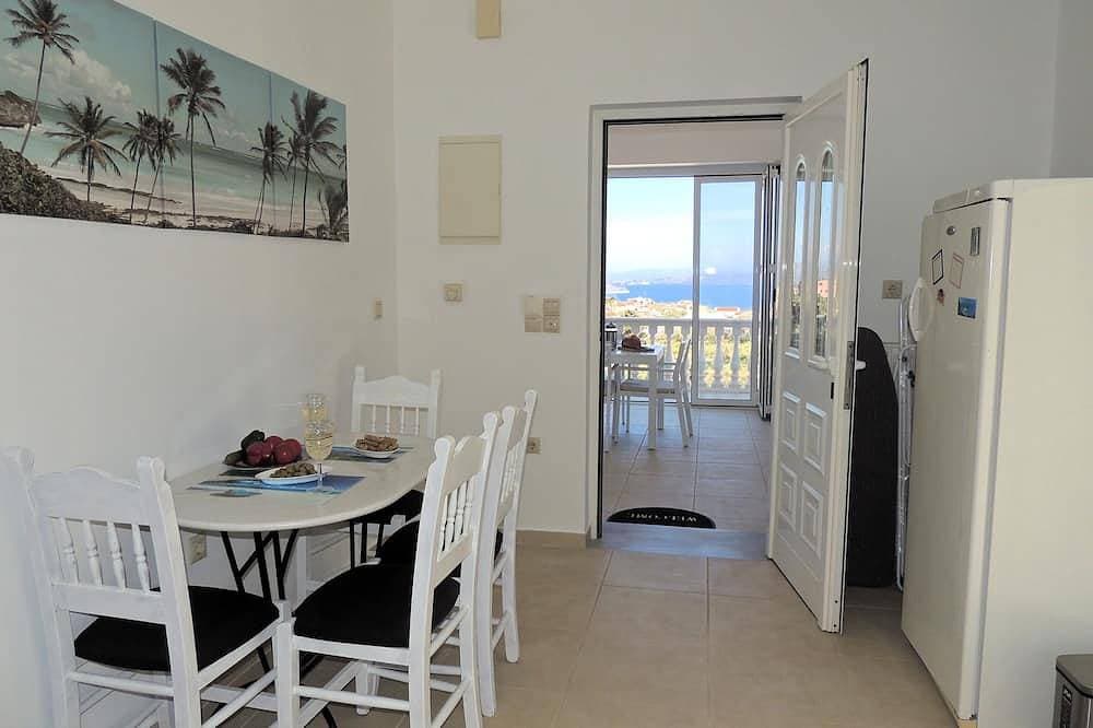 Foto 13 von 30: Amazing 14m infinity pool, outside dining & lounge area, sea views, & big garden