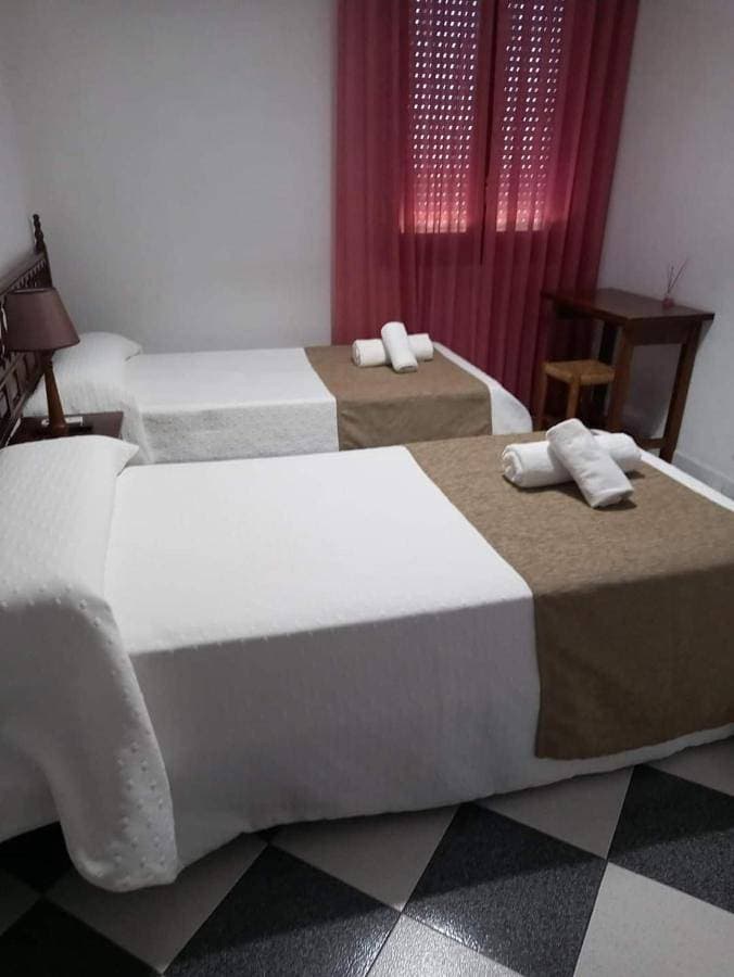 Foto 4 von 5: Family Room with Private Bathroom