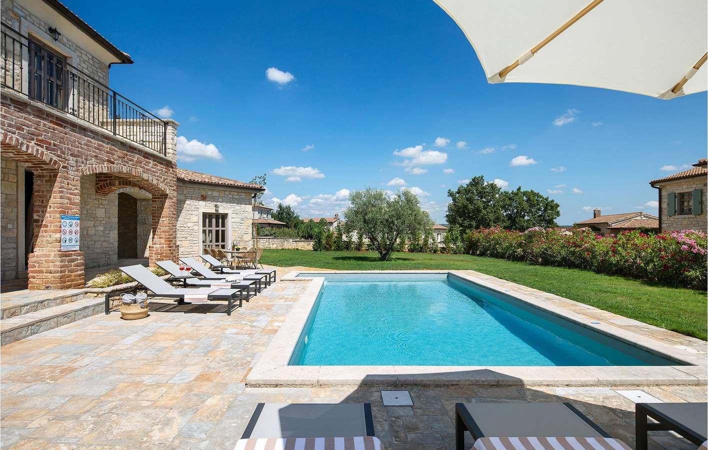 Foto 3 von 21: Geräumige 2-Zimmer-Wohnung mit Pool und Terrasse in der Nähe des Stadtzentrums von Heraki
