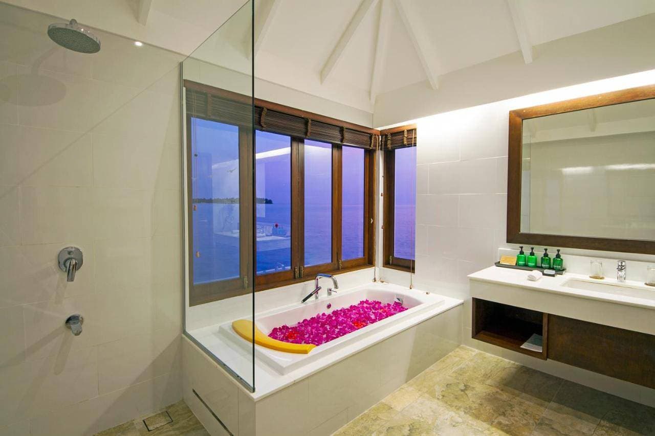 Foto 6 von 9: Special Offer - 2 Nights Beach Bungalow & 2 Nights Water Villa