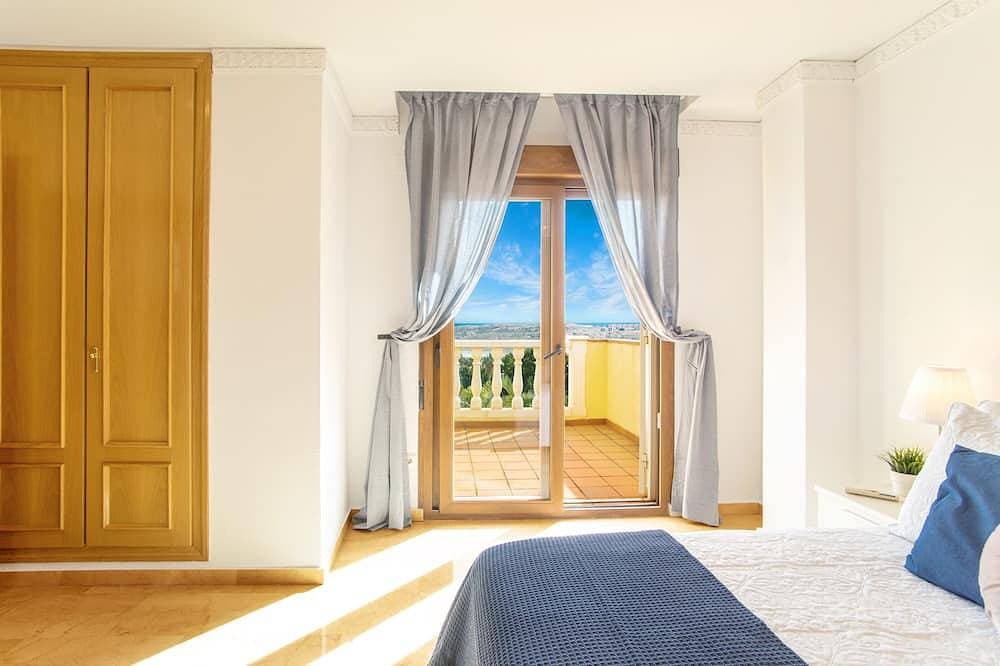 Foto 4 von 30: 6 Bedroom Luxury Villa ,6 seater Jacuzzi & heated pool . 18 guests max