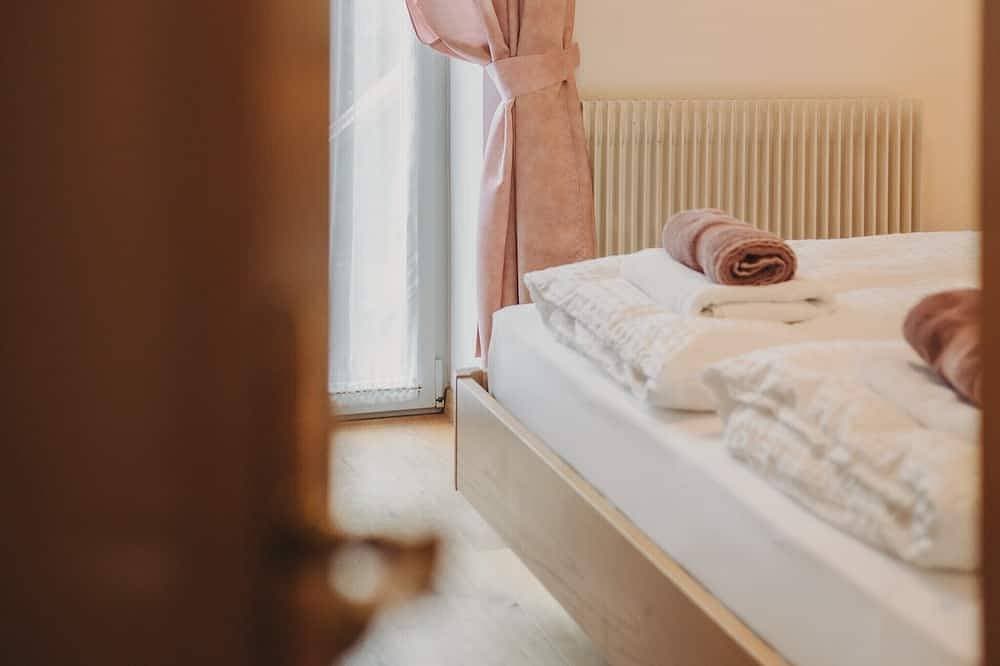 Foto 4 von 20: Zimmer „Rosé“ mit Bergblick, Gemeinschaftspool und WLAN
