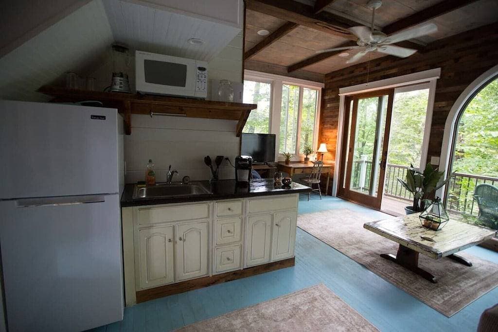 Foto 6 von 19: Tranquil Treehouse Cottage, King Bed, River View
