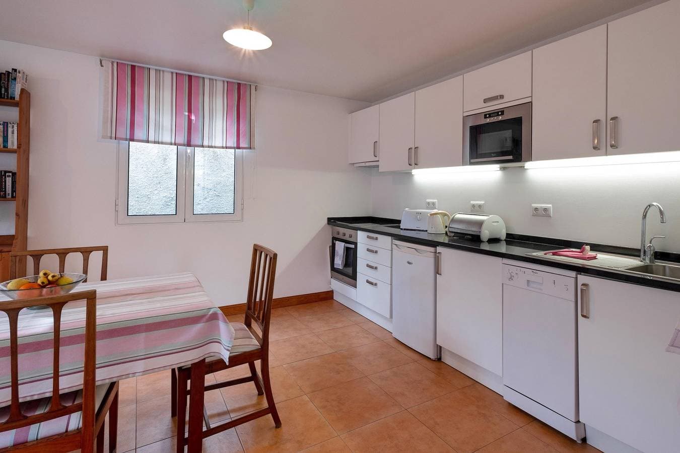 Foto 11 von 25: Charming stone cottage in Funchal | Loja Lenha