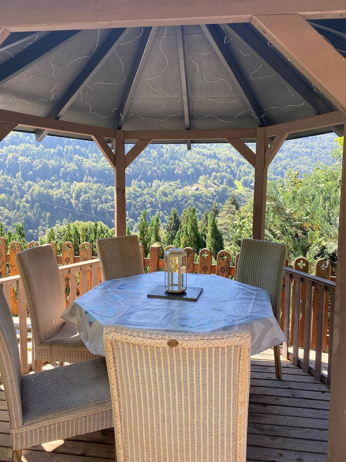 Foto 2 von 29: Apartment 'Chalet Des Heureux' mit Seeblick, privater Terrasse und WLAN
