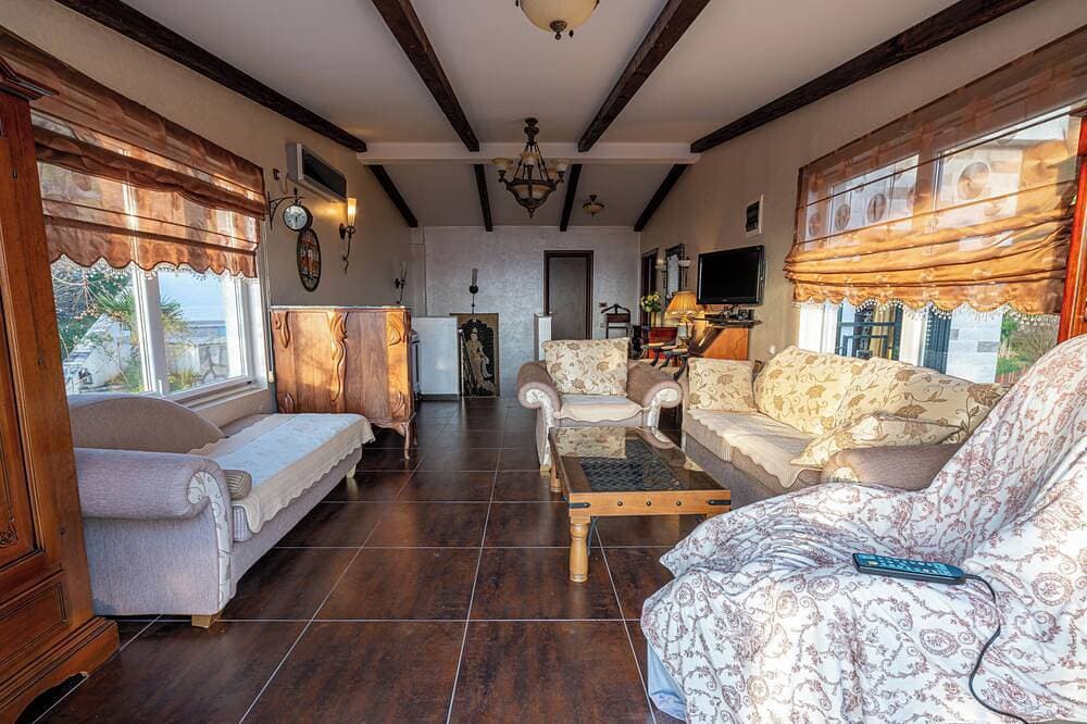 Foto 11 von 30: Magnificent villa with pool, sea and mountain views!
